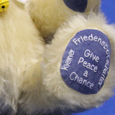 Kleiner Friedensbotschafter Give Peace a Chance 33 cm Teddybr von Hermann-Coburg