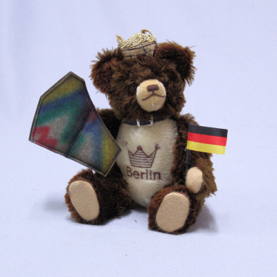 Commemorative Bear for the 35th anniversary of the fall of the Berlin Wall 24 cm Teddy Bear by Hermann-Coburg