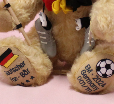 Deutscher Fan-B�r Heim EM 2024 #001 von Hermann-Coburg