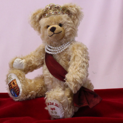 Queen Elizabeth II Celebration Bear for Her Majesty's 95th birthday on 21st April 2021 34 cm Teddybr