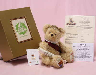 Queen Elizabeth II. 95th Birthday Celebration Bear #001 von Hermann-Coburg