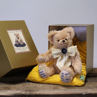 Queen Elizabeth II and Price Philip's Royal Platinum Wedding Bear 35 cm Teddybr von Hermann-Coburg