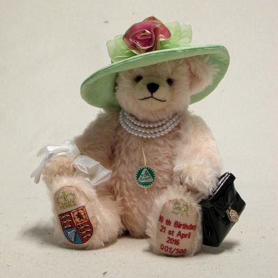 HM Queen Elizabeth II  90th Birthday Celebration Bear 35 cm Teddybr von Hermann-Coburg