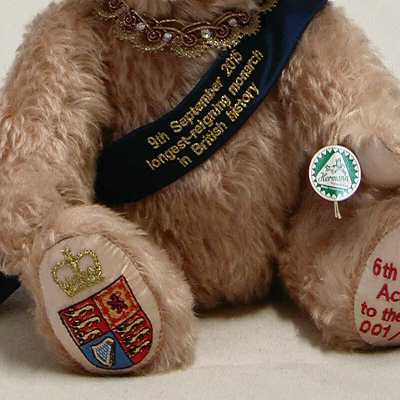 The Queen  longest reigning monarch Celebration Bear 36 cm Teddybr von Hermann-Coburg