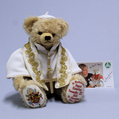 Papst Emeritus Benedikt XVI.  In Memoriam 31. Dezember 2022 38 cm Teddy Bear by Hermann-Coburg