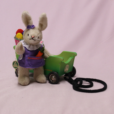 Oster-Mobil mit Hasen-Mädchen 20 cm Teddybr von Hermann-Coburg