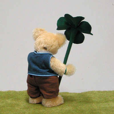 Kleiner Blumenjunge mit Glückskleeblatt 23 cm Teddybär von Hermann-Coburg