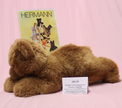 gro�er schmuseweicher braune Liegeb�r by Hermann-Coburg