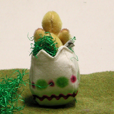 Little Chicky in the Easter Egg 7 cm von Hermann-Coburg