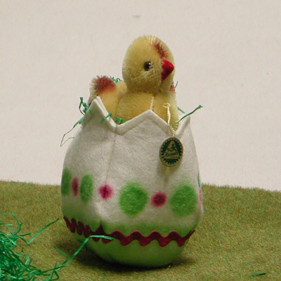 Little Chicky in the Easter Egg 7 cm von Hermann-Coburg