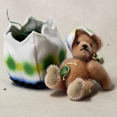 Eins, zwei, drei  der Teddy schlpft aus dem Ei  Teddy apricot 12 cm Teddybr von Hermann-Coburg