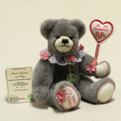 Sweet Valentine mit Herz 29 cm Teddybr von Hermann-Coburg
