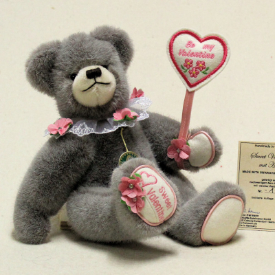 Sweet Valentine mit Herz 29 cm Teddybr von Hermann-Coburg