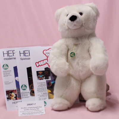gro�er schmuseweicher wei�er Grizzly B�r by Hermann-Coburg