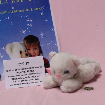 kleine schmuseweiche wei�e liegende Katze by Hermann-Coburg