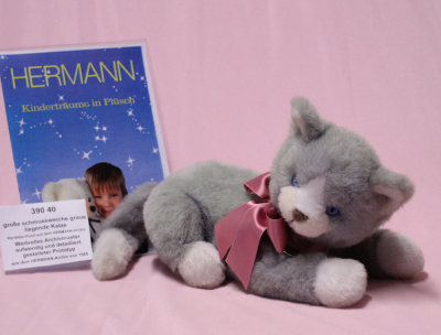 gro�e schmuseweiche graue liegende Katze by Hermann-Coburg