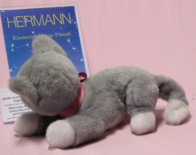 gro�e schmuseweiche graue liegende Katze by Hermann-Coburg