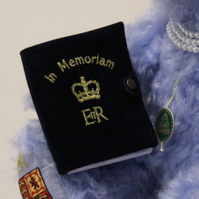 Queen Elizabeth II. In Memoriam Bear 35 cm Teddybär von Hermann-Coburg