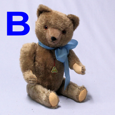24. Dez Ein Teddybär aus Mitte der 1950er Jahren Version B - caramel-farben mit blauer Schleife