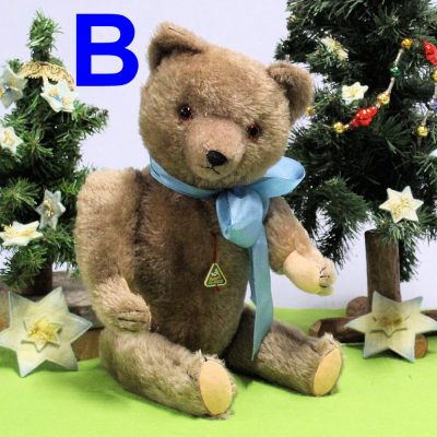 24. Dez Ein Teddybär aus Mitte der 1950er Jahren Version B - caramel-farben mit blauer Schleife