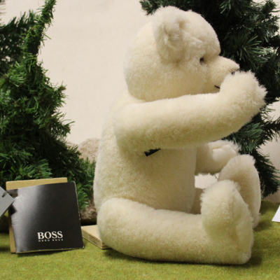 Hugo Boss weier Alpaca Br D 10. Dezember von Hermann-Coburg