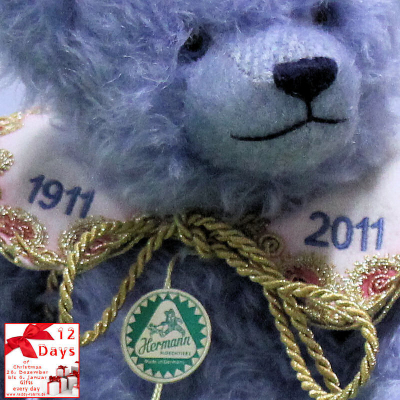 1. Tag Taiwan Centennial Bear Archivmuster Nr. 001 34 cm Teddy Bear by Hermann-Coburg