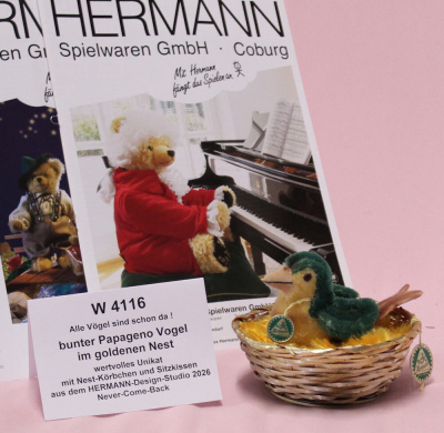 bunter Papageno Vogel im goldenen Nest von Hermann-Coburg