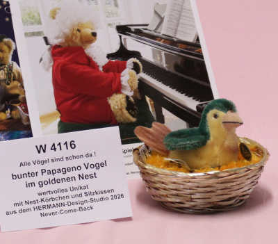 bunter Papageno Vogel im goldenen Nest von Hermann-Coburg