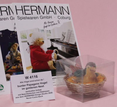 bunter Papageno Vogel im goldenen Nest von Hermann-Coburg