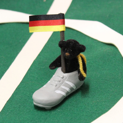 Kleiner B�r im Fu�ball-Schuh �Deutscher Fan-B�r WM 2026  von Hermann-Coburg