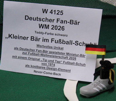 Kleiner B�r im Fu�ball-Schuh �Deutscher Fan-B�r WM 2026 von Hermann-Coburg