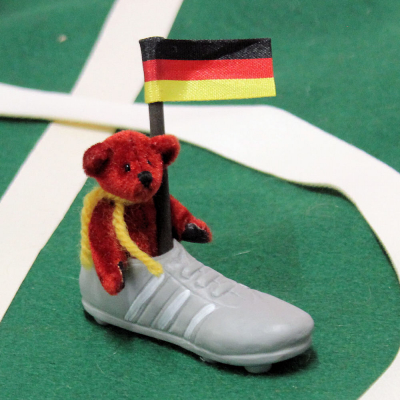 Kleiner B�r im Fu�ball-Schuh �Deutscher Fan-B�r WM 2026  von Hermann-Coburg