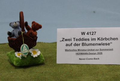 Zwei Teddies im K�rbchen auf der Blumenwiese von Hermann-Coburg