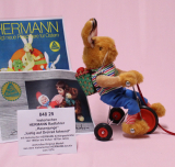 Hasenjunge lustig auf Dreirad fahrend von Hermann-Coburg Hasenjunge lustig auf Dreirad fahrend von Hermann-Coburg