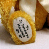 24. Sonneberger Museuemsbär 2017 38 cm Teddybär von Hermann-Coburg 24. Sonneberger Museuemsbär 2017 38 cm Teddybär von Hermann-Coburg