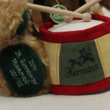 26. Sonneberger Museumsbär 2019 38 cm Teddybär von Hermann-Coburg 26. Sonneberger Museumsbär 2019 38 cm Teddybär von Hermann-Coburg