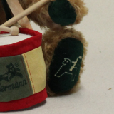 26. Sonneberger Museumsbär 2019 38 cm Teddybär von Hermann-Coburg 26. Sonneberger Museumsbär 2019 38 cm Teddybär von Hermann-Coburg