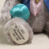 30. Sonneberger Museumsbär 2023 37 cm Teddybär von Hermann-Coburg 30. Sonneberger Museumsbär 2023 37 cm Teddybär von Hermann-Coburg