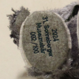 31. Sonneberger Museumsbär 2024 31 cm Teddybär von Hermann-Coburg 31. Sonneberger Museumsbär 2024 31 cm Teddybär von Hermann-Coburg