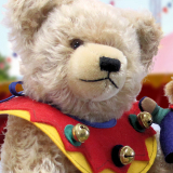 Festivalbär® 2024 35 cm Teddybär von Hermann-Coburg Festivalbär® 2024 35 cm Teddybär von Hermann-Coburg