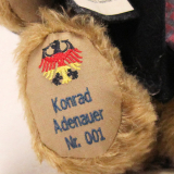 Konrad Adenauer - Erster Bundeskanzler der Bundesrepublik Deutschland 1949 - 1963 // 35 cm Teddybär von Hermann-Coburg Konrad Adenauer - Erster Bundeskanzler der Bundesrepublik Deutschland 1949 - 1963 // 35 cm Teddybär von Hermann-Coburg