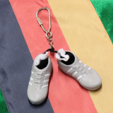 Taschenanhänger Original Tip und Tap Fußballschuhe von 1974 als Glücksbringer 6,5 cm von Hermann-Coburg Taschenanhänger Original Tip und Tap Fußballschuhe von 1974 als Glücksbringer 6,5 cm von Hermann-Coburg