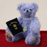 Queen Elizabeth II. In Memoriam Bear 35 cm Teddybär von Hermann-Coburg Queen Elizabeth II. In Memoriam Bear 35 cm Teddybär von Hermann-Coburg