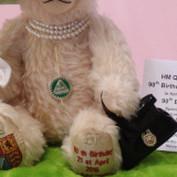 HM Queen Elizabeth II. - 90th Birthday Celebration Bear #001 von Hermann-Coburg HM Queen Elizabeth II. - 90th Birthday Celebration Bear #001 von Hermann-Coburg