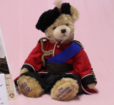 The Queens 80th Birthday Bear Trooping the Colour #001 von Hermann-Coburg The Queens 80th Birthday Bear Trooping the Colour #001 von Hermann-Coburg