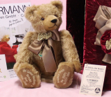 A Gift for the Queen �Queens Birthday Bear 2006 #001 by Hermann-Coburg