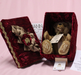 A Gift for the Queen �Queens Birthday Bear 2006 #001 by Hermann-Coburg