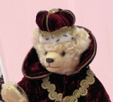 Queen Elizabeth II 80th Birthday Celebration Bear #001 von Hermann-Coburg Queen Elizabeth II 80th Birthday Celebration Bear #001 von Hermann-Coburg
