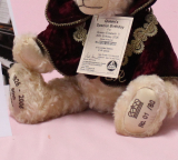 Queen Elizabeth II 80th Birthday Celebration Bear #001 von Hermann-Coburg Queen Elizabeth II 80th Birthday Celebration Bear #001 von Hermann-Coburg