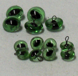 Vintage Katzen Glasaugen an Öse, grün mit elliptischer Pupille Vintage Katzen Glasaugen an Öse, grün mit elliptischer Pupille